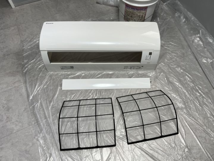 カバーやフィルターなど、各部品の取外し