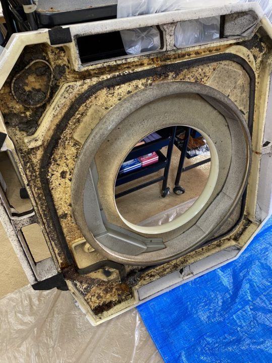 化粧パネルやフィルター、ドレンパンなど、各部品の取外し