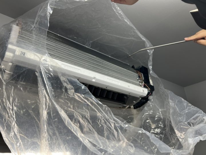 専用洗剤をアルミフィン・シロッコファン・内部へ塗布