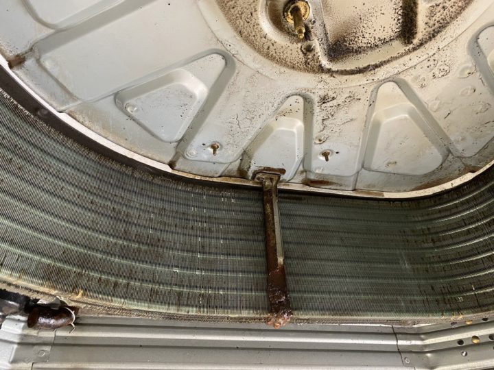 熱交換器に専用洗剤を塗布し、高圧洗浄機で洗う