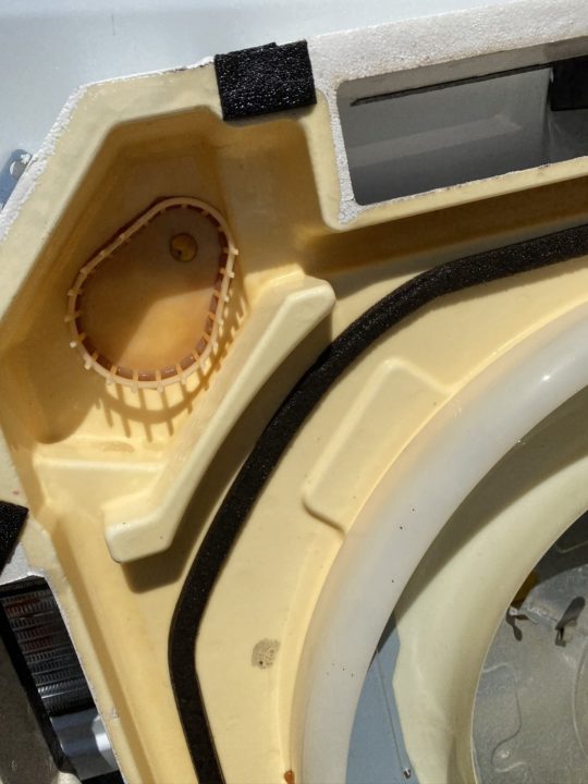 化粧パネルやフィルター、ドレンパンなど外した部品を洗浄